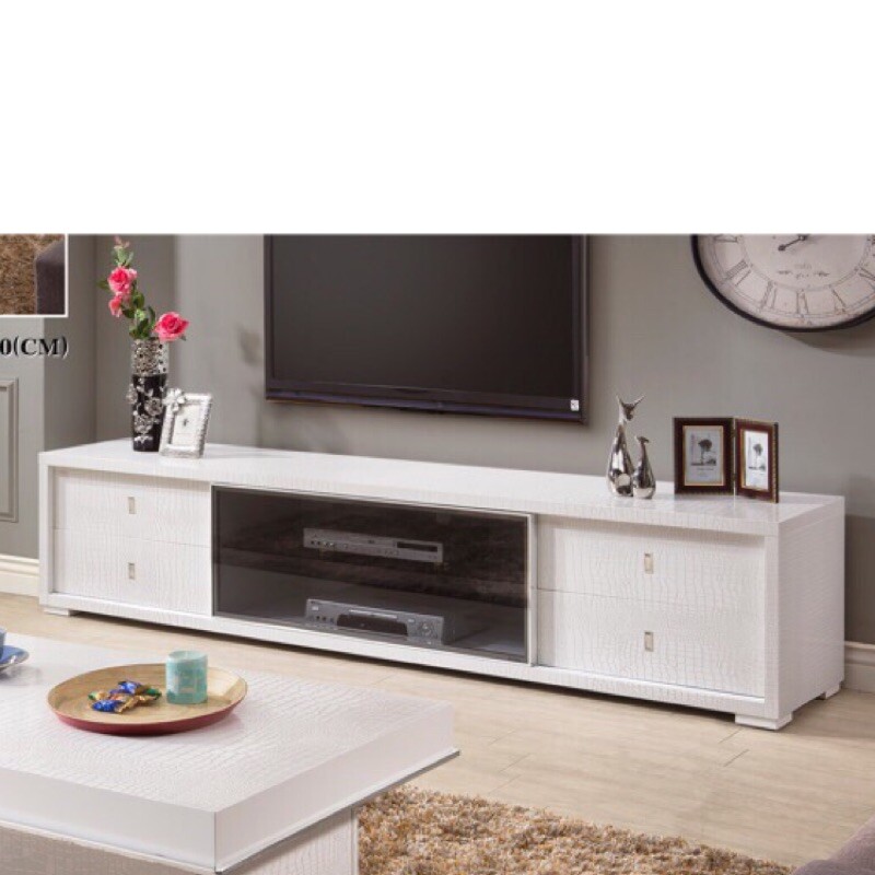 【品名】 《鱷魚之紋》鱷魚紋 白色 鋼琴烤漆 電視櫃 【產品包含】電視櫃ㄧ件 【尺寸】 電視櫃:寬227×深45×高49cm ️【材質與結構】 （1）特殊鱷魚壓紋、鋼琴烤漆，使用硬化漆，黑色亮度100