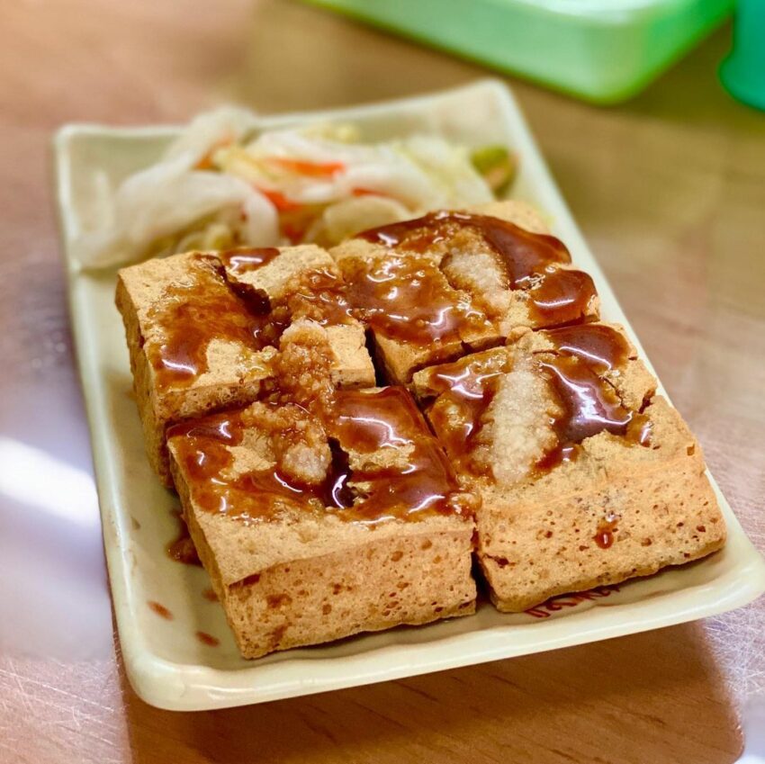 羅東美食｜羅東夜市美食，財記臭豆腐的起司臭豆腐堡每日限量50個，往往開店10分鐘內就被秒殺，臭豆腐外頭加上肉沫再包上一層酥皮，看似不搭的組合卻額外的好吃。