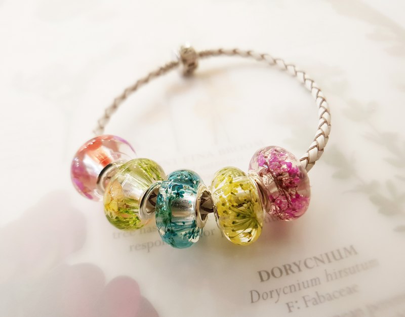 押花植物凝珠，讓大自然植物成為調色盤，斑斕的色彩鮮明的花草精品，專屬個性化的單品，為生活增添繽紛的色彩饗宴。