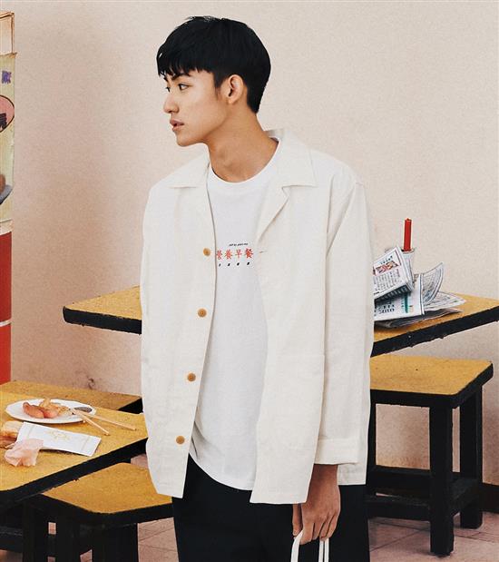 100%純棉材質，透氣、吸濕性佳。落肩寬鬆版型。早餐店主題LOGO網版印刷。台灣早餐店菜單網版印刷。