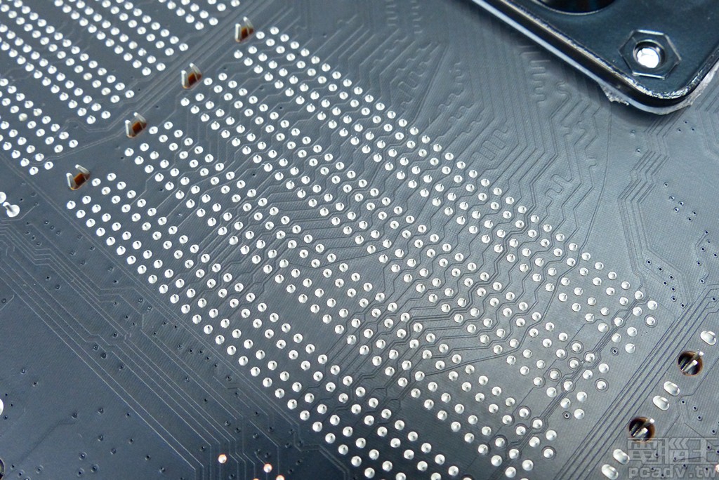 ▲ 第三代 Ryzen 桌上型處理器將記憶體頻率支援性列為改進重點之一，多款 X570 晶片組主機板記憶體 DIMM 插槽佈線採用 Daisy Chain。