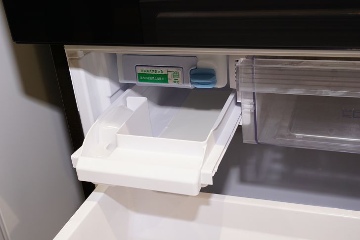 自動製冰室可以感測冰塊數量，自動快速製冰。