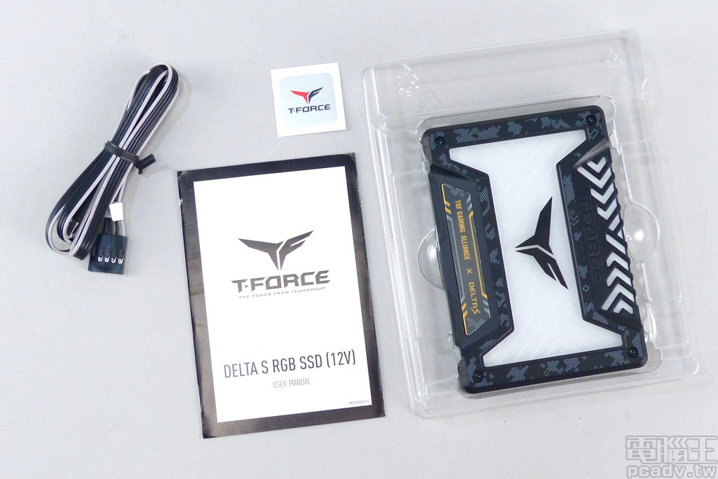 盒裝內容物除了 DELTA S TUF Gaming RGB SSD，尚有 1 條 RGB 訊號<a href=