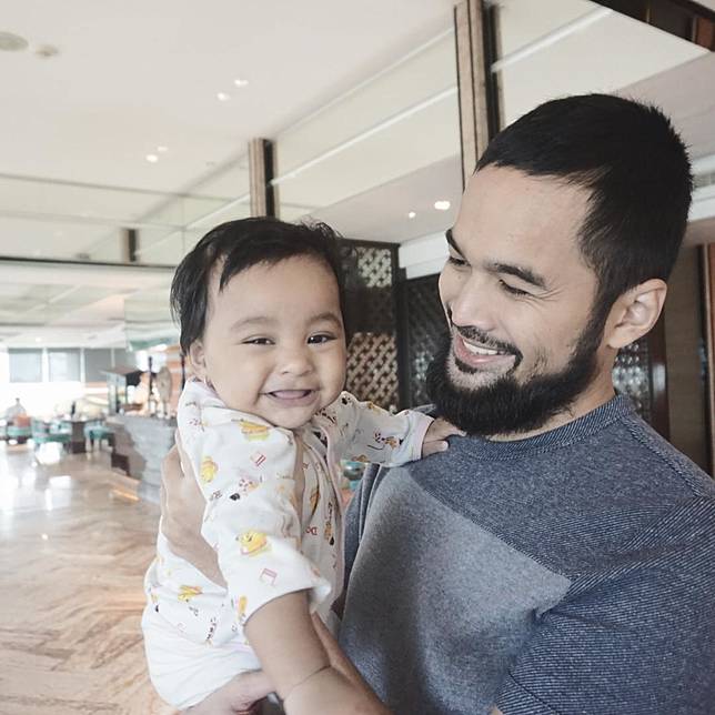 10 Potret Bapak Artis Gendong Anak, Suami Idaman Banget Sih