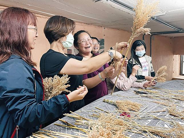 ▲一步驟一步驟慢慢編織高粱掃把，體會手作樂趣！（圖／奧丁丁體驗)
