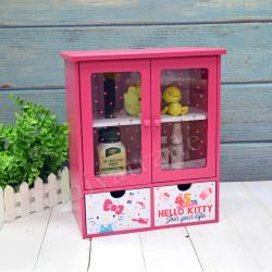 ◎雙拉門磁吸設計，開闔便利|◎多款空間設計，隨心放置物品|◎透明壓克力板，展示一覽無遺，限量45周年Kitty 超卡哇依~種類:桌上收納類型:桌上抽屜櫃主材質:木質材質說明:密集板層數:三層抽屜:二抽