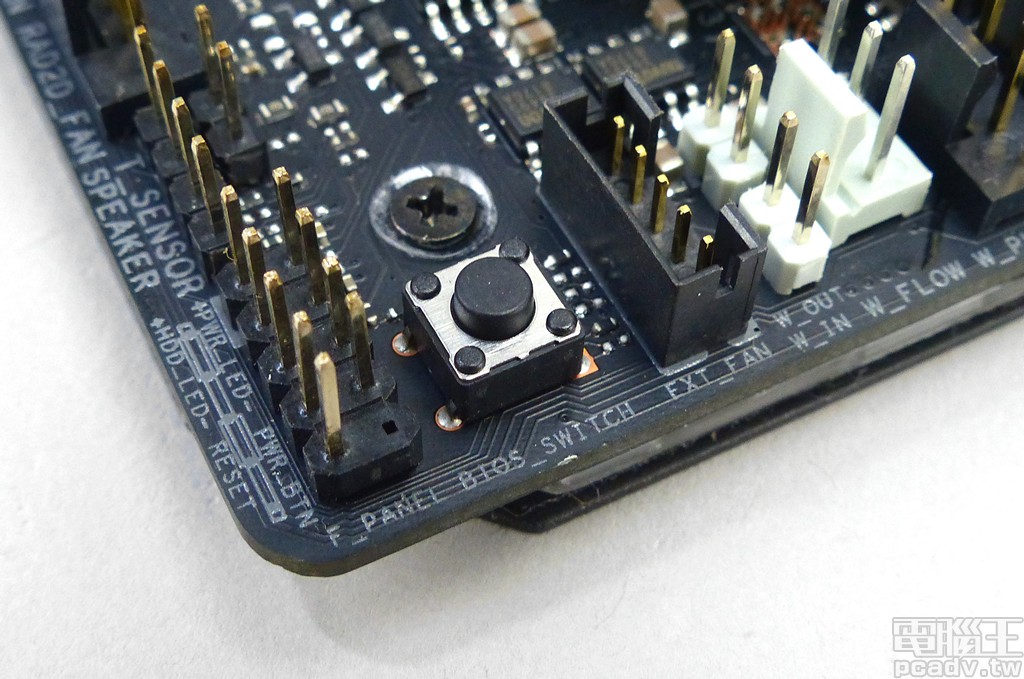 BIOS_SWITCH 微動開關負責切換開機 BIOS