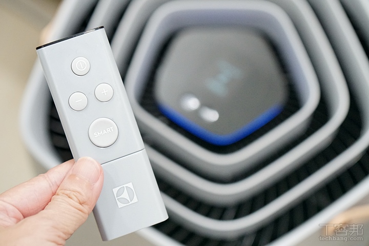 隨機也會附上遙控器，可以遙控空氣清淨機開關，也可以配對手機使用手機遙控。