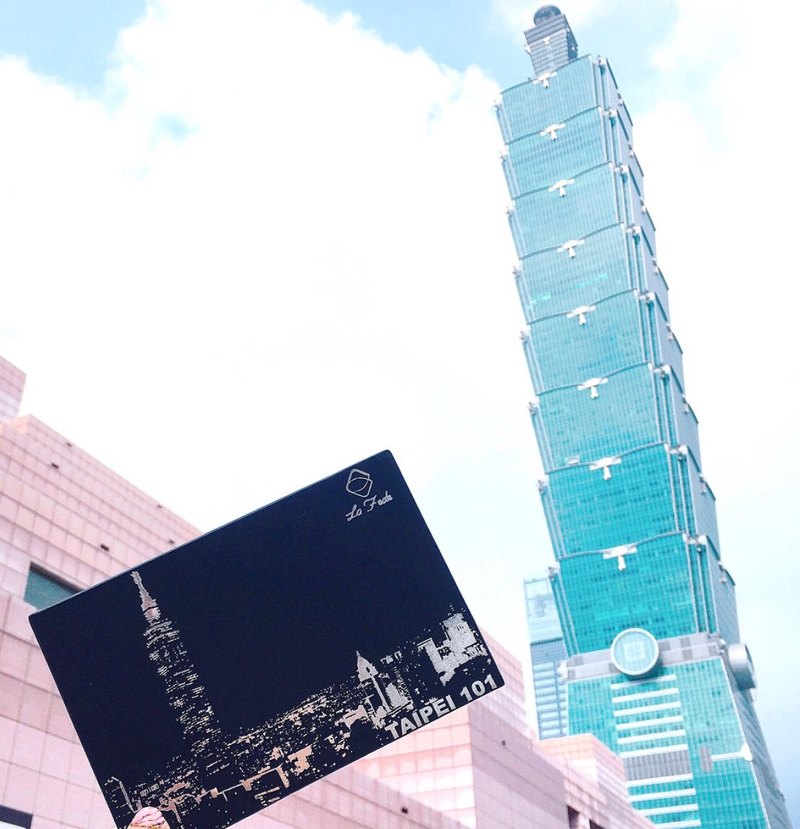 總樓地板面積37萬4千平方公尺， 由李祖原聯合建築師事務所設計，KTRT團隊、三星物產等承造， 於1999年動工，2004年12月31日完工啟用； 最初名稱為台北國際金融中心（Taipei World
