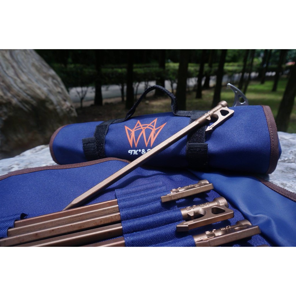 台灣製造露營精品品牌 TK & SF 出品的營釘收納包可收納20隻營釘及營鎚1把，適用33cm以內的營釘#營釘收納 #收納包 #營釘 #營槌 #營繩 #tk #sf #露營 #帳篷 #天幕 #釘子 #