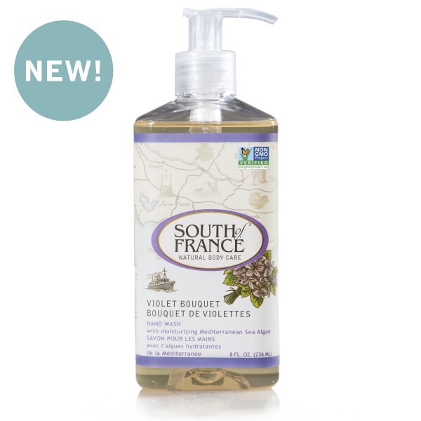 【商品特色】 融合上等椰子油、鳶尾花精油、草本基底油，橄欖油，迷迭香葉萃取物，充滿芬芳法國清新花香，可清潔和深層滋潤您的皮膚。保濕、潔淨、潤澤，婀娜多姿的法國國花令人身心靈有如墬入戀愛在南法鄉間! ★