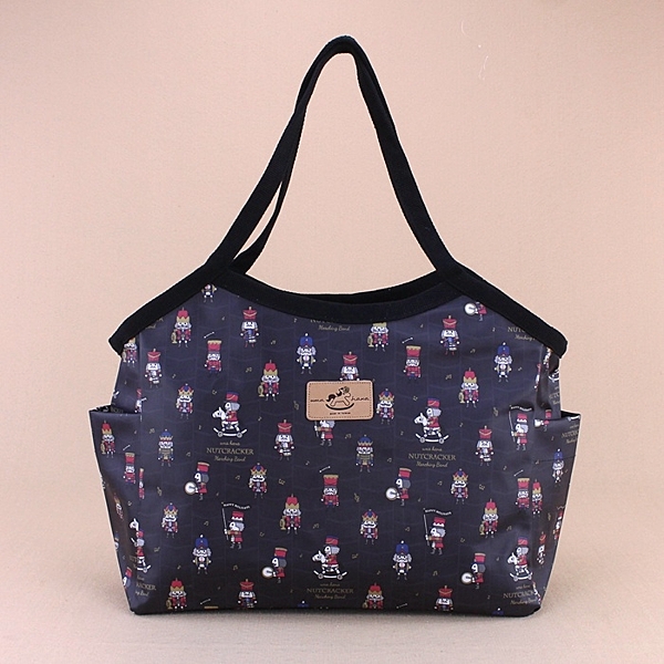 產地:台灣製造 材質:棉布與透明防水膜高熱.高壓貼合 特性:防潑水,抗污,耐用,好清洗