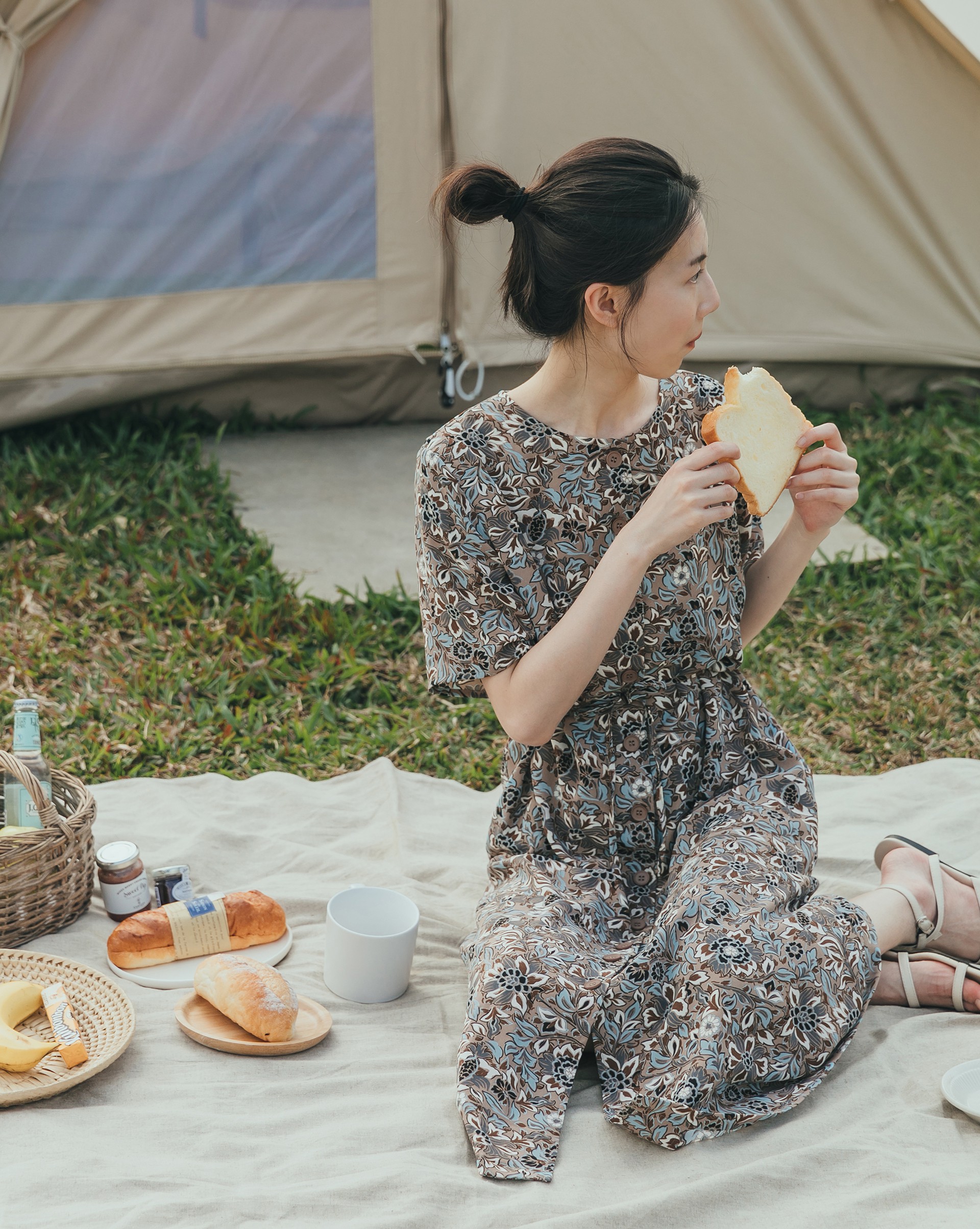 滑順薄布料/有內裡/前中真排釦/無口袋/附綁帶