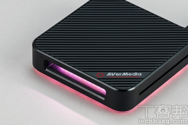 RGB燈光 運作時機身正前方及底部會透出光芒，可從應用程式設定效果。