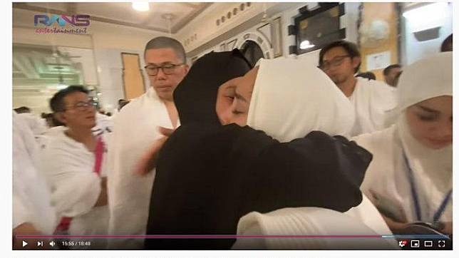 Mama Rieta Nangis di Pelukan Nagita Slavina, Raffi Ahmad Tersenyum: Rans  The World Berakhir di Umrah | Tribunnews.com | LINE TODAY