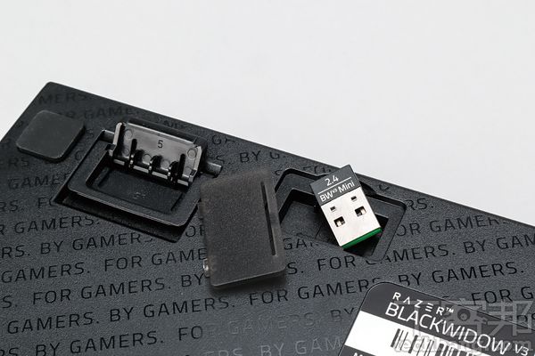 藍牙接收器底部設有藍牙接收器的收納空間，可減少遺失的風險。