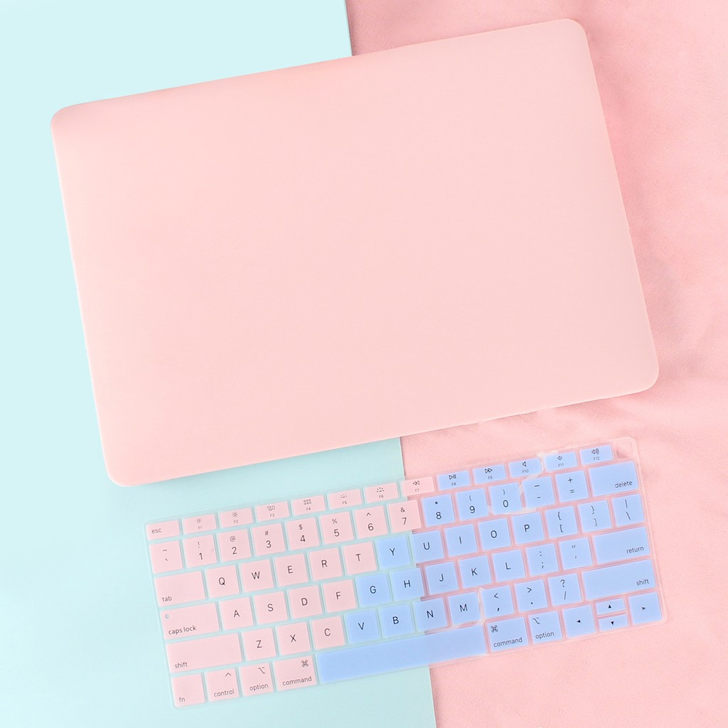 現在下單即送漸變美版鍵盤膜 +透明觸控板膜 -漸變灰鍵盤膜搭配中性顏色，例如黑色，白透，灰色，藏青，深藍等等 -漸變粉藍鍵盤膜配粉色系列，例如糖果粉，糖果藍，粉色，紅色，深紫等等 如需搭配其他顏色或注