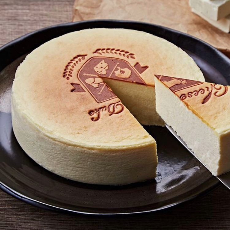 #無奶油-蛋糕變得簡單、純淨起士公爵去除了傳統乳酪蛋糕添加的奶油和鮮奶油。我們大量地使用乳酪，因為只需要它的天然乳脂，蛋糕就充滿豐富的香味，也減少許多過度的熱量。#無澱粉-蛋糕變得更「輕」我們也不添加