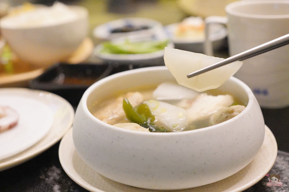 養生之道跟著節氣吃，Hi-Q 褐藻生活館節氣定食、冷拌中卷與褐藻關東煮上菜啦！薑黃咖哩火鍋