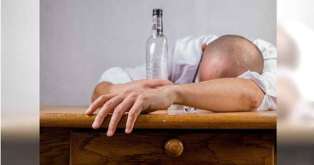 呼搭啦！新郎海灌「特調烈酒」昏厥　洞房夜「出不來」無奈求醫