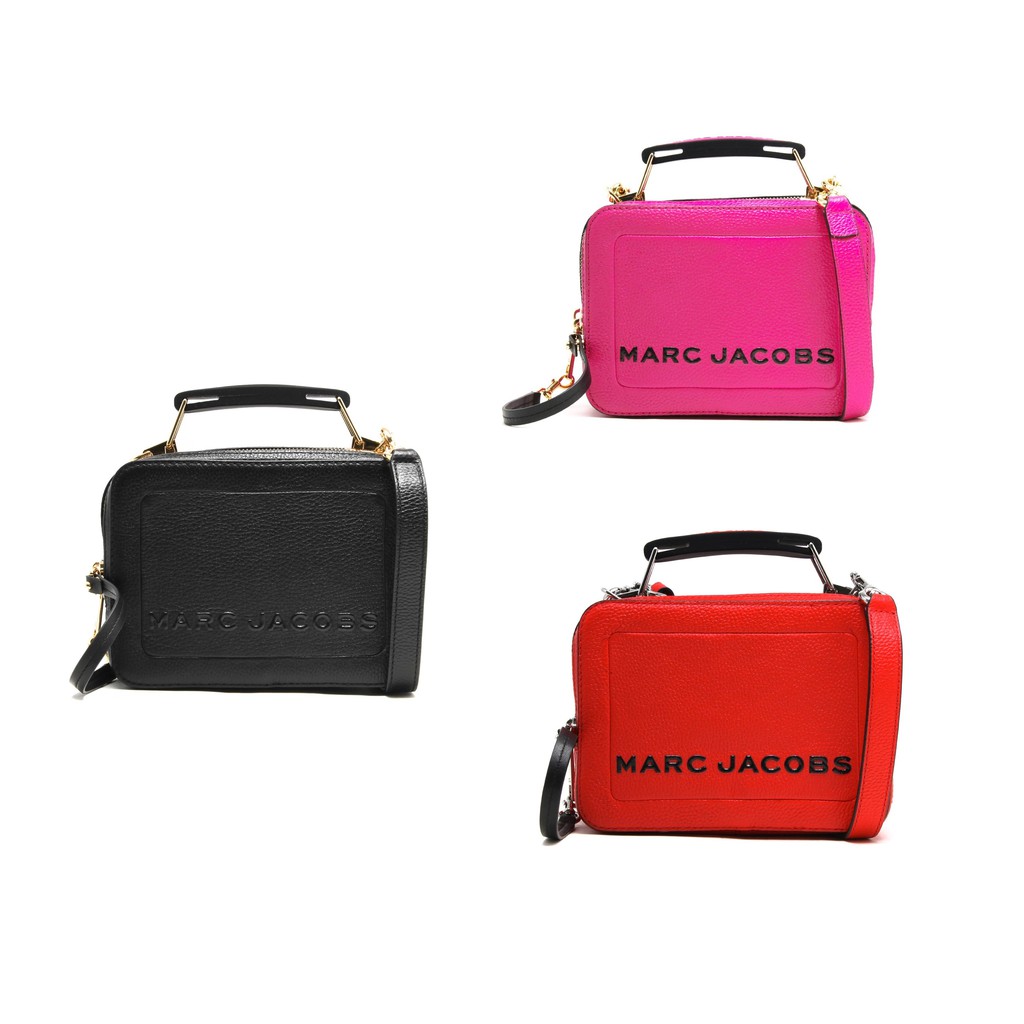全新真品 Marc Jacobs M0014840 小牛皮粒面The Box 20 包 黑/橘/粉名為「The Box」，設計靈感就來自於復古的午餐盒，以皮革材質製作簡單方正的包型，頂部以雙拉鍊設計，