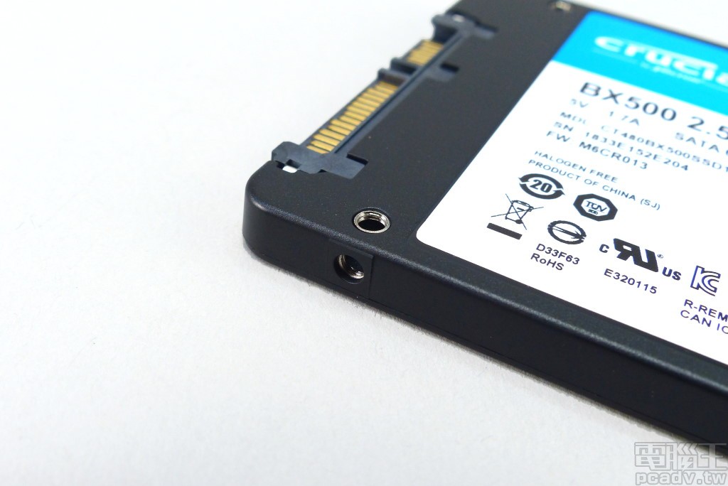 螺絲固定孔均使用金屬材質加強，避免塑膠材質滑牙