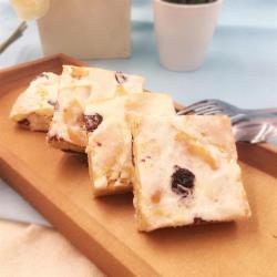 ◎海藻糖取代砂糖更健康|◎細綿綿香濃酥鬆 ，甜而不膩|◎年節限定伴手禮主商品:格麥牛軋雪花酥(每袋內含：120g/袋)*7袋成份:麵粉、蛋白、進口奶油、麥芽、海藻糖、進口奶粉、蔓越莓乾、食鹽。※此產品