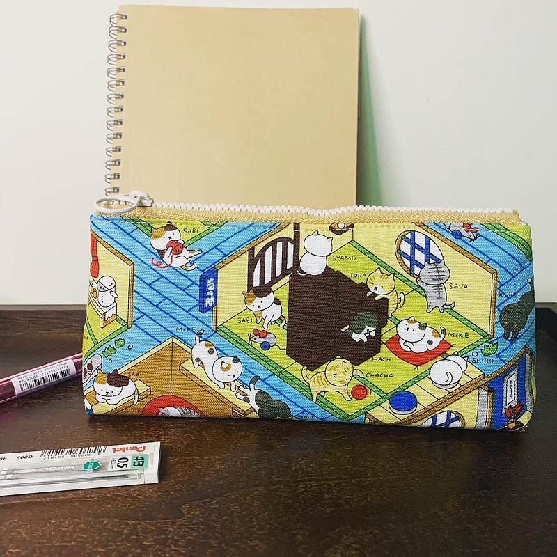 貓咪玩毛線三角筆袋