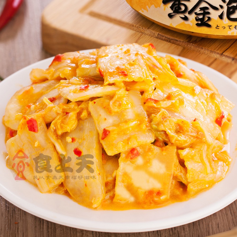 所以衛生堅持選用韓國高山大白菜的菜葉精華部分，每日手工新鮮現切，再用RO活水按摩，使其清脆甘甜，並浸泡於以紅蘿蔔、南瓜、蘋果、水梨製成的黃金醬汁，細心打造安心健康好食材。除了冰冰吃，還可以炒飯、炒肉，