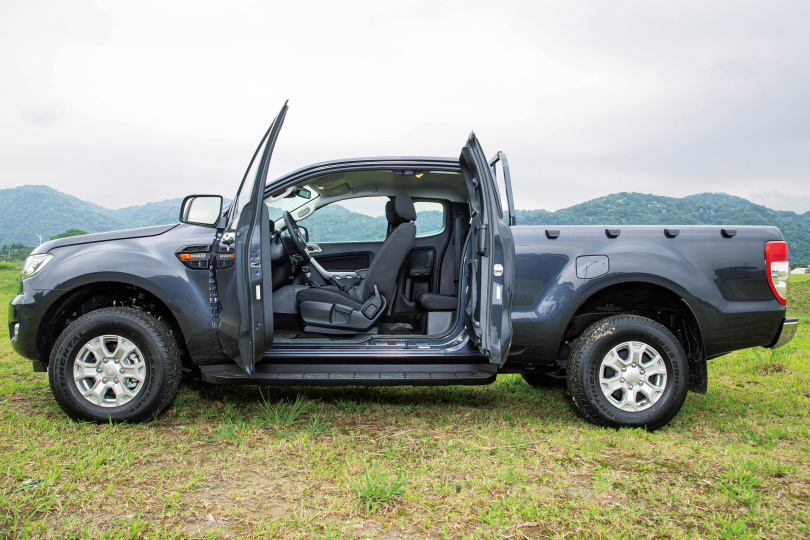 1.5廂RANGER職人型對開式車門的設計，方便乘客進出；四對車斗綑繩及固定勾則容易固定貨物，十分好用。（圖／黃耀徵攝）
