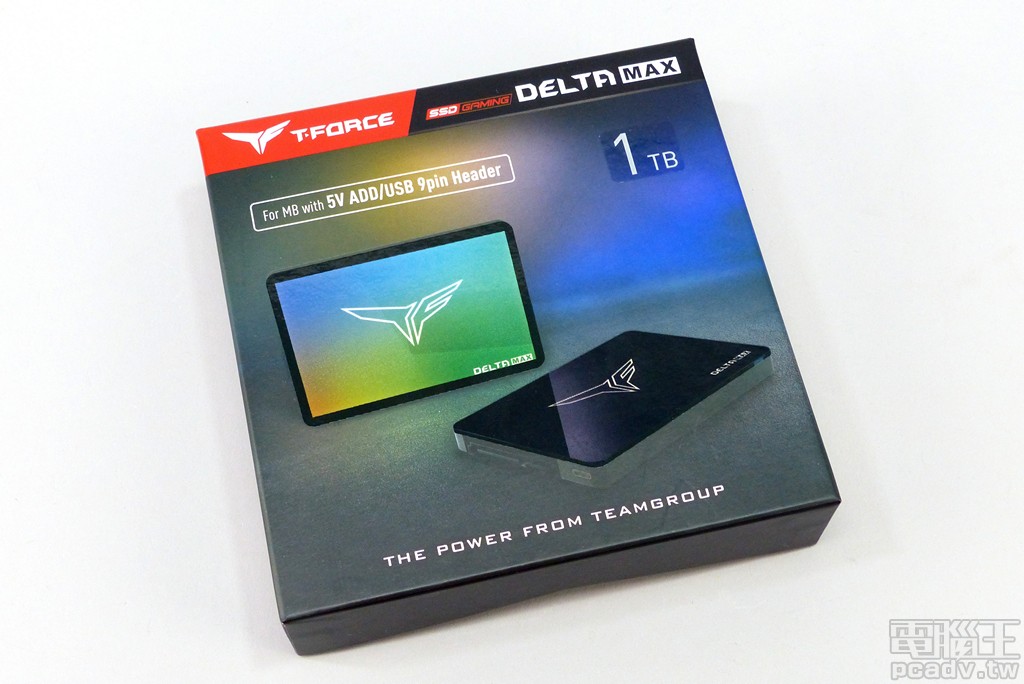 ▲ Team Group T-Force DELTA MAX 2.5 吋 SATA 6Gb/s SSD 市場定位較高，原廠採用 1 個不小的紙盒包裝。