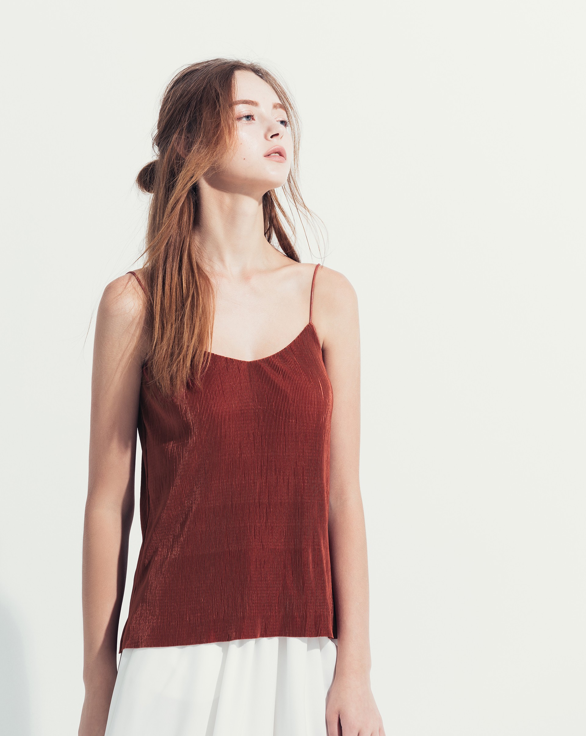 微光澤坑條V領細肩帶背心-Meierq