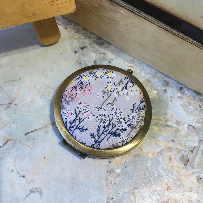 交情由淺到深，最明白你的喜好 黃銅明鏡陪你度過日日，開心難過都有友情陪伴