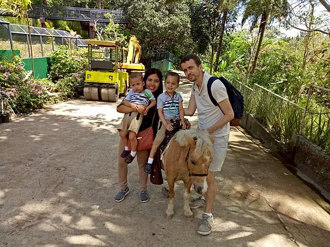 Keluarga Hoover dikaruniai 2 orang anak.