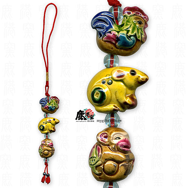 屬龍的人隨身配卦或安鎮【雞鼠猴】守護神於吉方位，可助經營順利，神清氣爽，諸事如意，出入平安，夫妻合睦