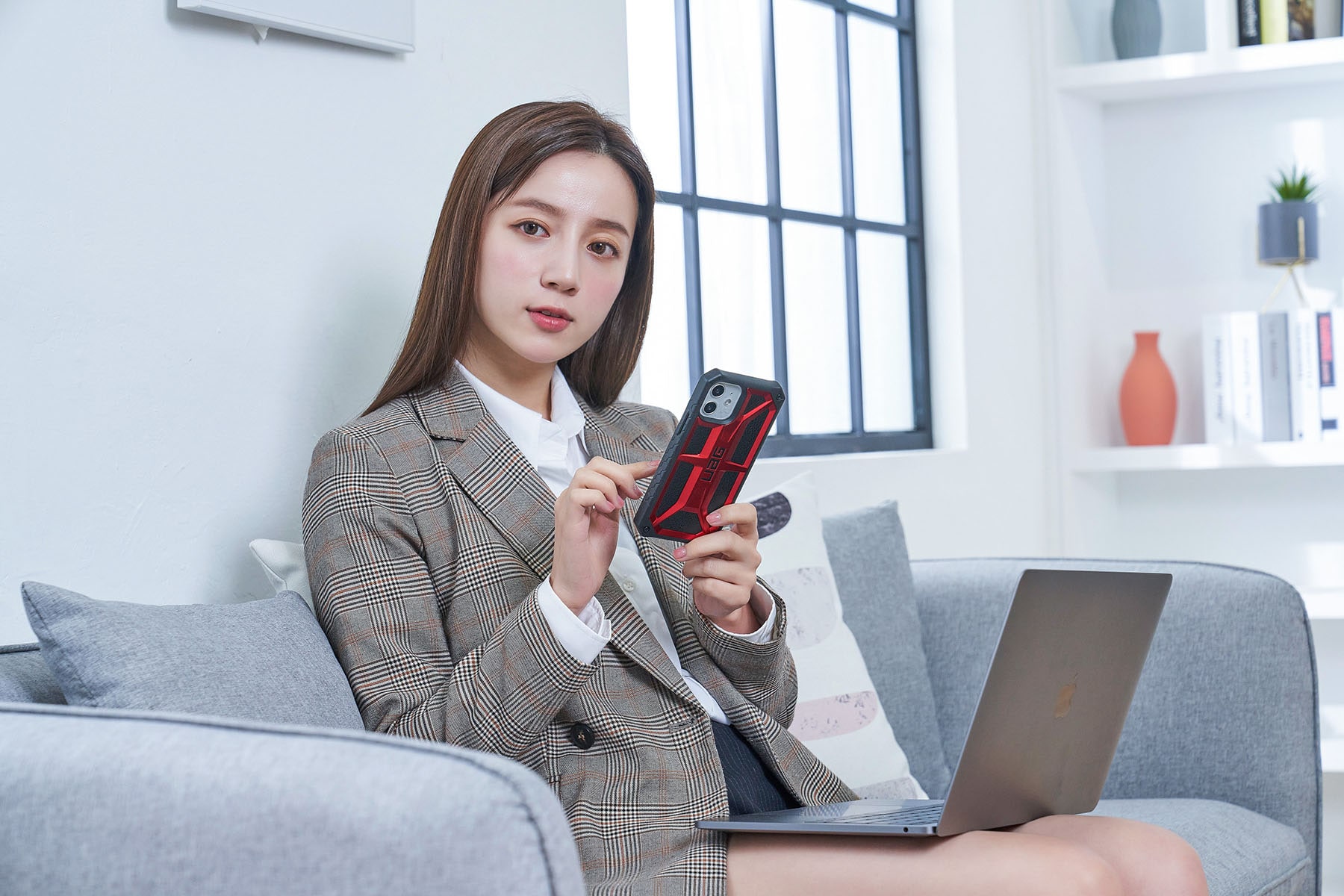 據原廠表示，紅色款是目前最受歡迎的款式，雖然整體風格挺硬派的，但實際搭配起來卻出乎意料地和商務正裝非常契合！