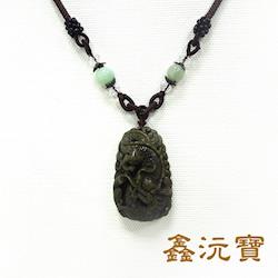 ◎辟邪擋煞，趨吉避凶|◎強力化解負能量|◎黑曜帶彩為最上等料◆商品內容：墜飾x1◆材質：主石：黑曜石，配件：中國結繩、水晶玻璃珠◆尺寸：主石約20~26x40~45mm、厚約10~11mm◆商品配件：