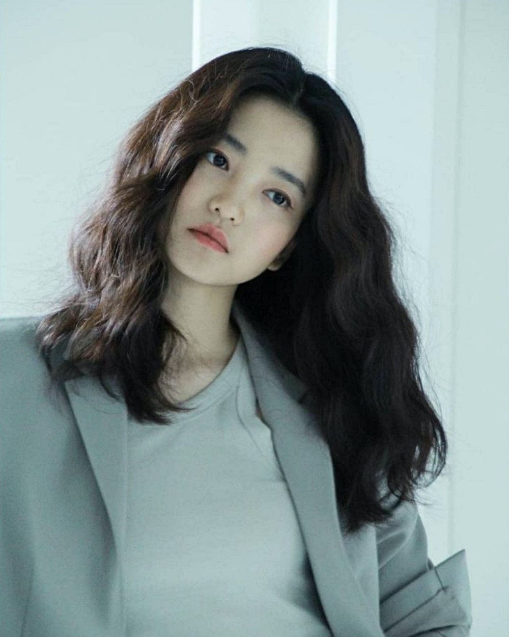 右滑看同款明星臉型及適合髮型>>