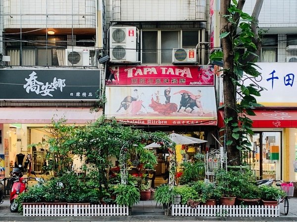 倪倪愛旅遊－『台中購物商圈推薦』台中在地人後花園小歐洲，綠意盎然異國購物散策－台中市大隆路商圈日韓、歐美私貨精品挖寶直擊分享
