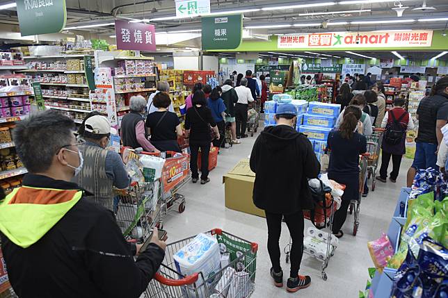 【衛生紙之亂重演】民眾上賣場狂掃貨　泡麵、罐頭、衛生紙「最快賣完」