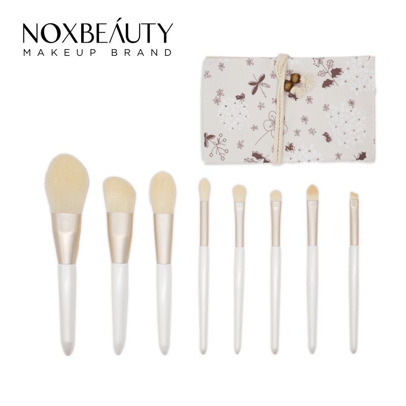 【商品特色】刷毛：采用植物纖維原料，防蟎，防蟲，綠色環保，有很好的抓粉力，柔軟順滑，層次分明管口：采用加厚啞光鋁管，台階式壓管設計， 耐磨耐用刷桿：實木材質，鋼琴烤漆工藝，刷干粗細適中，舒適手感刷型：