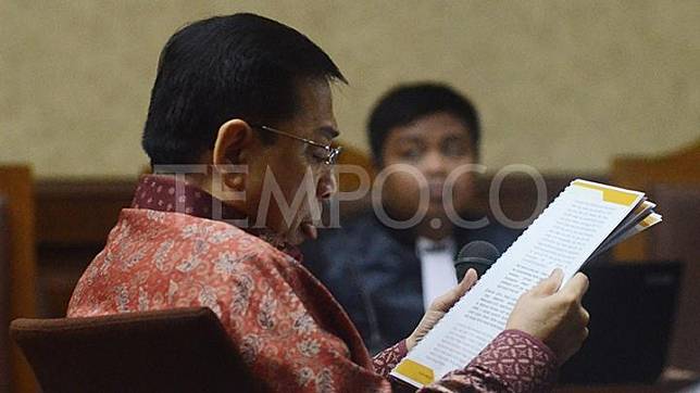 Terdakwa mantan ketua DPR Setya Novanto, membacakan nota pembelaan (Pledoi) dalam sidang lanjutan di Pengadilan Tipikor, Jakarta, 13 April 2018. Dalam pembacaan pledoi ini, Setya Novanto membantah seluruh isi dakwaan jaksa penuntut umum KPK. TEMPO/Imam Sukamto 