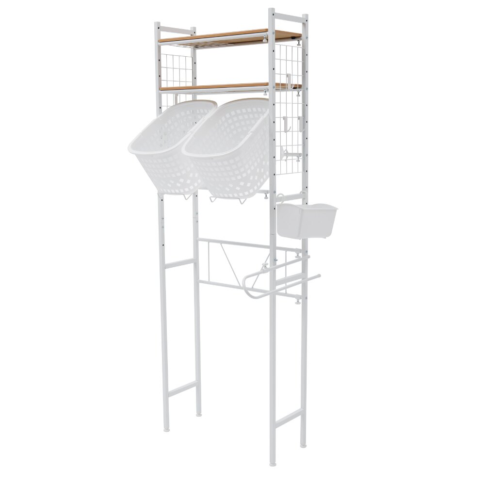 有效利用洗衣機上方空間收納。伸縮桿調節孔設計，寬度/層板高度可調整 。附掛勾6個、毛巾架及置物籃