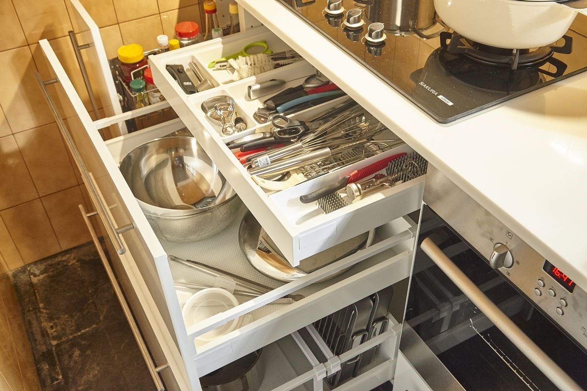 與家人一起住在高雄市彌陀區，本身喜歡做菜，並學習西