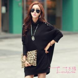 ◎半高領設計|◎寬鬆顯瘦不挑身材|◎舒適蝙蝠袖 寬鬆衣型品牌定位:流行品牌品牌:Lockers木櫃款式:洋裝適穿性別:女生顏色:黑色系適穿季節:秋冬流行元素:全素面主材質:棉尺寸:FREESIZE袖長