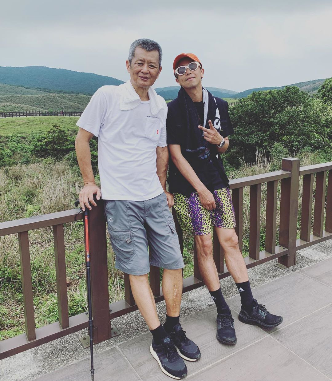 小鬼靈堂悼念！黃爸爸對著兒子相片沉思，悲傷到極點仍體貼別人