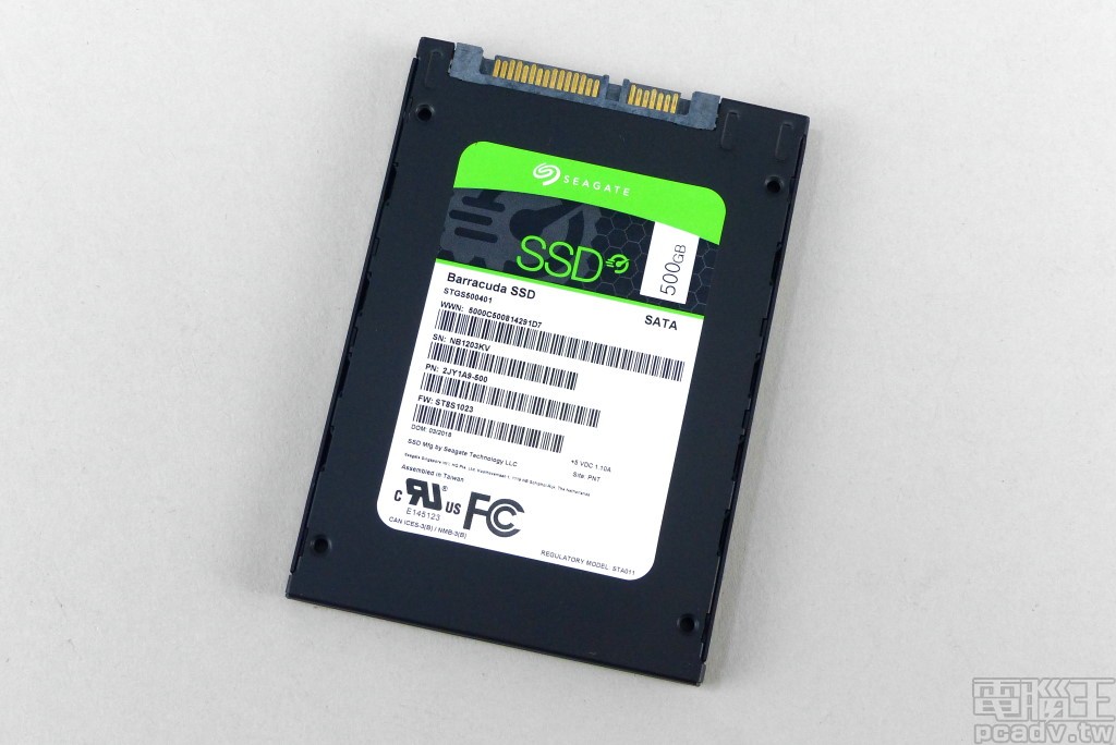 背面貼上 BarraCuda SSD 規格貼紙