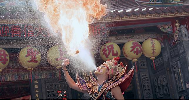 《神之鄉》第一集以熱鬧的社頭贊境揭開序幕，圖為在大溪福安宮前拍攝的噴火特技橋段。 (圖片提供/LINE TV)