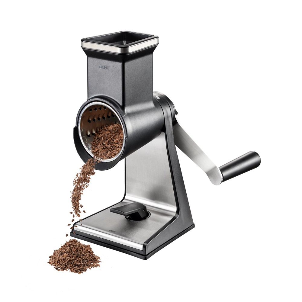 適用食材包含：起士、胡蘿蔔、小黃瓜、巧克力等3. 機台有一定高度，可以搭配碗與料理盆使用商品介紹此款旋轉食材磨碎機可以用來製作各式切片與產生大量細短絲與粗短絲。總共有三種不同的研磨鐵網，可依你所需需求