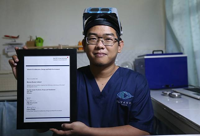 Rizwan Ilyasin, seorang Okularis atau pembuat bola mata palsu, memperlihatkan sertifikat Okularis dari Nottingham Trent University Jerman di Ciputat, Tangerang Selatan, Banten, Rabu (10/01/2018). Bola mata palsu yang berbahan baku akrilik ini diperuntukan untuk penyandang tunanetra yang berfungsi mencegah jatuhnya kelopak mata serta menjaga agar air mata dan kotoran dapat mengalir kesalurannya. Harga satu bola mata mencapai Rp7 juta.. (KOMPAS.com / ANDREAS LUKAS ALTOBELI)